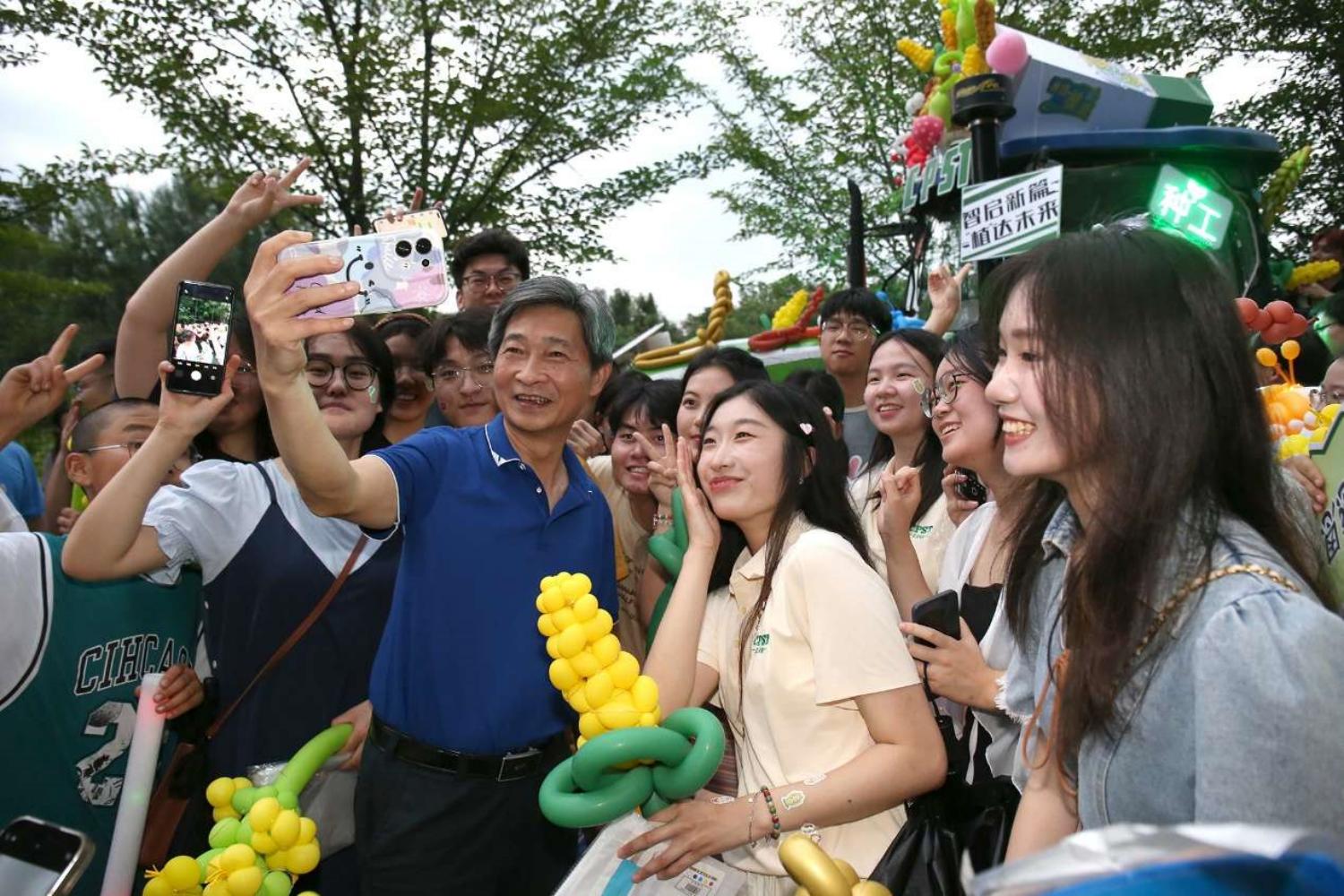 信誉最好的20个网投网站党委书记高翅和同学们合影。侯国涛 摄