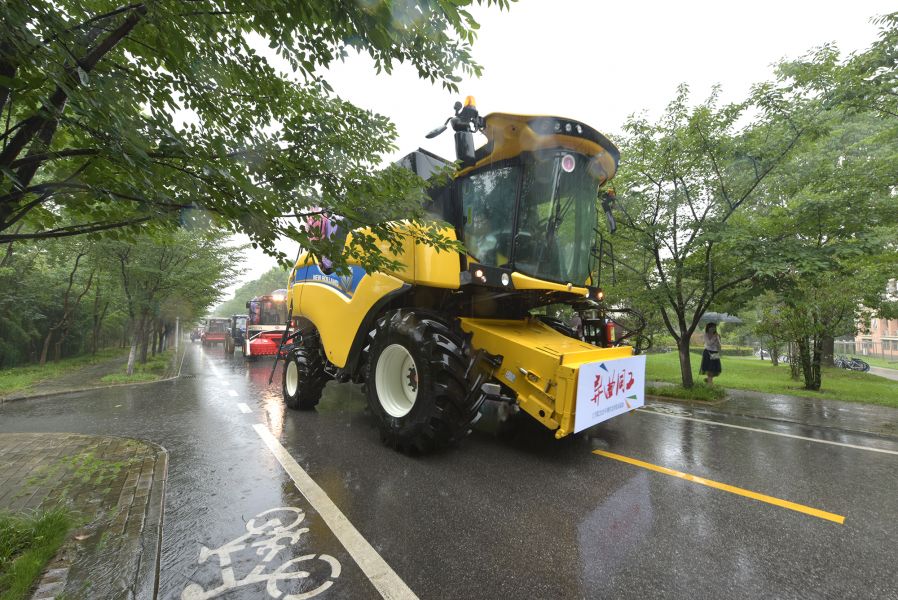 现代农机“大军”雨中巡游校园（刘涛 摄）