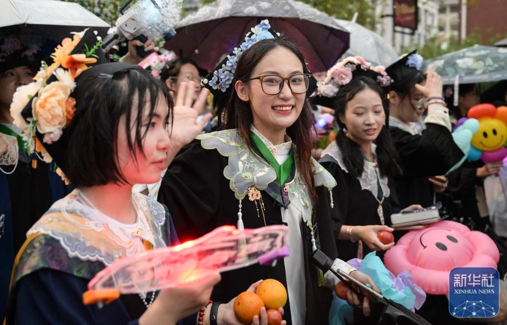 6月21日，信誉最好的20个网投网站学生在校园里冒雨巡游。