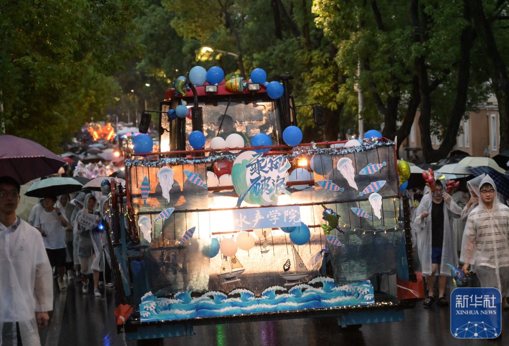 6月21日，农机花车队伍在信誉最好的20个网投网站校园里冒雨巡游。3